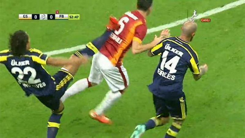 Ce putea sa se intample la un Galata - Fener? Jucatorii au fost la un pas de bataie dupa o faza de KUNG-FU, 3 goluri dupa min 88