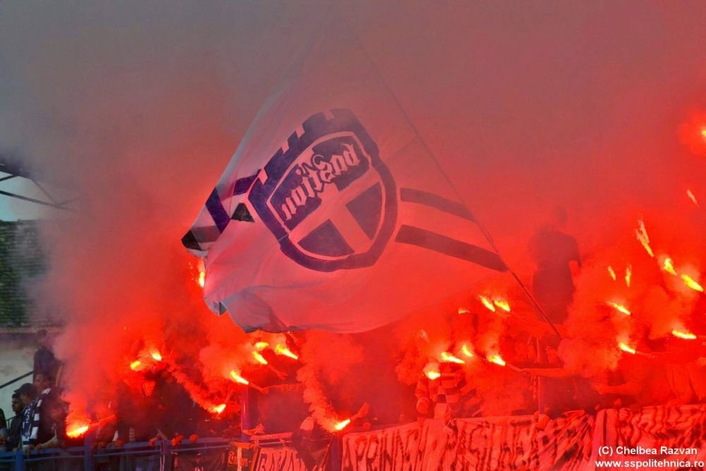 VIDEO SENZATIONAL! ASTA se intampla in liga a 4-a din Romania! Ce au facut fanii lui ASU Poli la ultimul meci_2