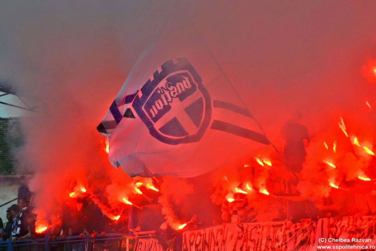 VIDEO SENZATIONAL! ASTA se intampla in liga a 4-a din Romania! Ce au facut fanii lui ASU Poli la ultimul meci_2