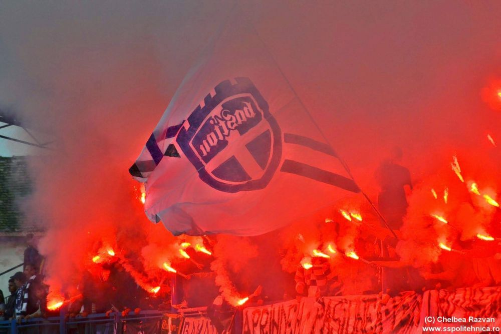 VIDEO SENZATIONAL! ASTA se intampla in liga a 4-a din Romania! Ce au facut fanii lui ASU Poli la ultimul meci_2