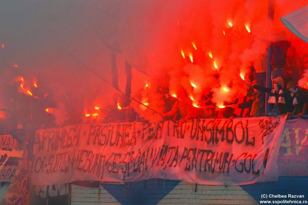 VIDEO SENZATIONAL! ASTA se intampla in liga a 4-a din Romania! Ce au facut fanii lui ASU Poli la ultimul meci_4