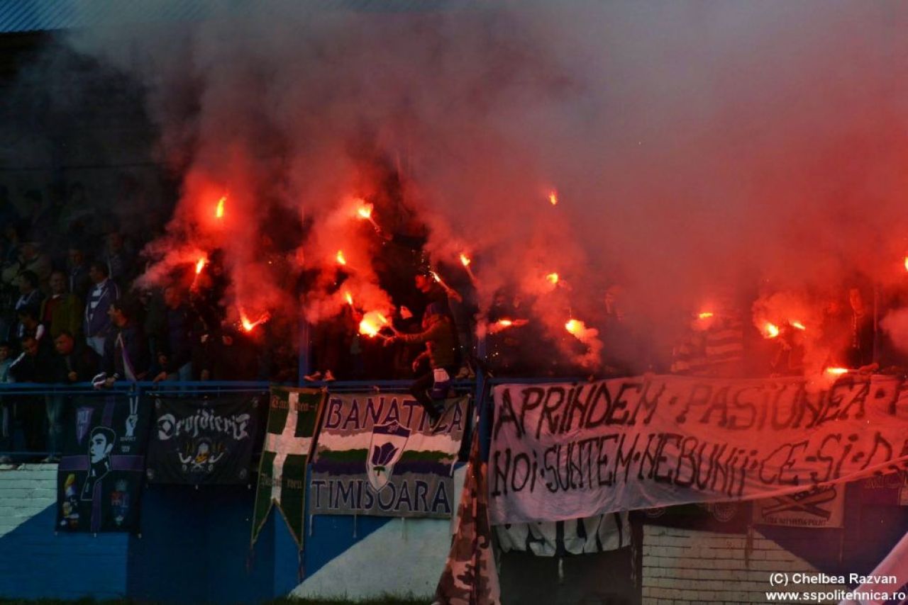VIDEO SENZATIONAL! ASTA se intampla in liga a 4-a din Romania! Ce au facut fanii lui ASU Poli la ultimul meci_14