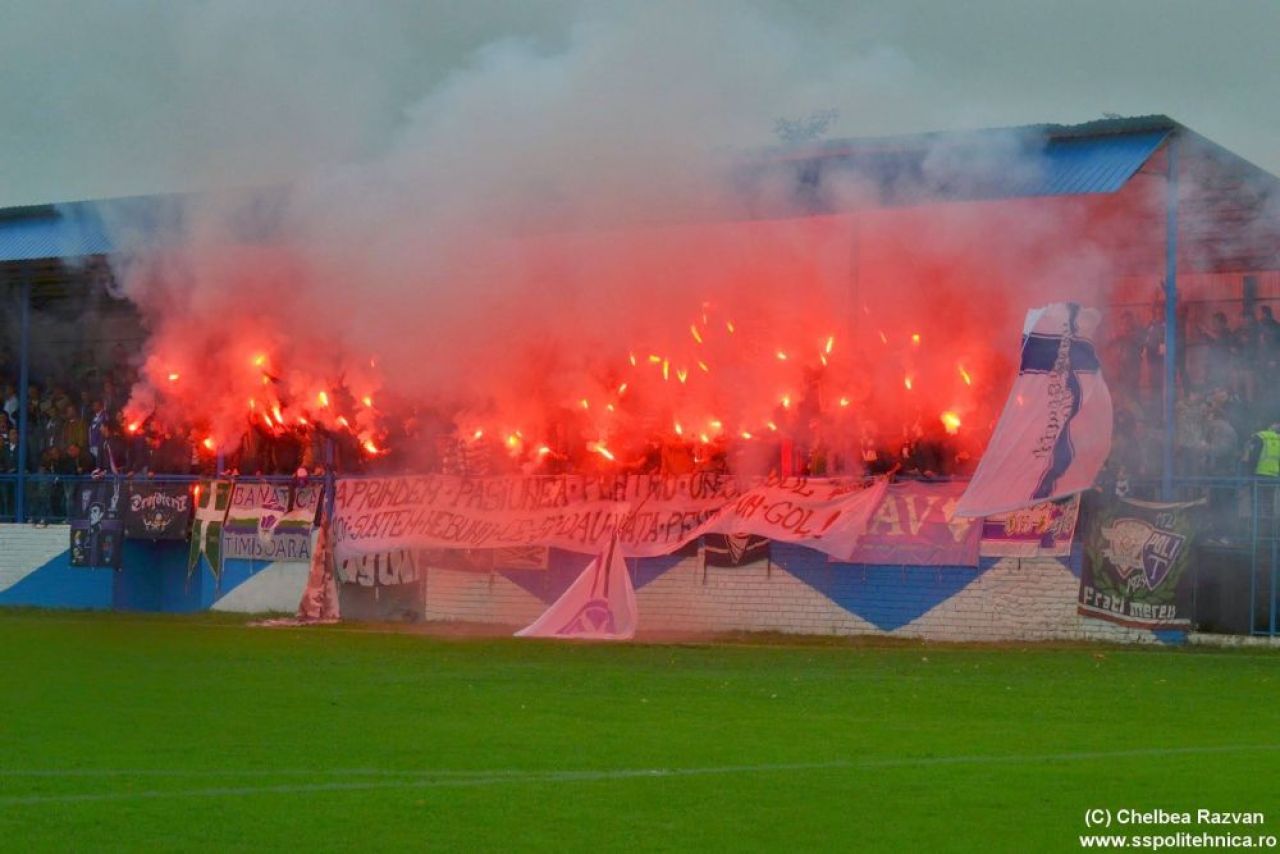 VIDEO SENZATIONAL! ASTA se intampla in liga a 4-a din Romania! Ce au facut fanii lui ASU Poli la ultimul meci_15