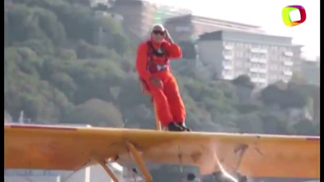 Cel mai batran acrobat din lume a uimit lumea. Barbatul de 94 de ani a fost luat din spital si dus la aeroport. Ce a urmat