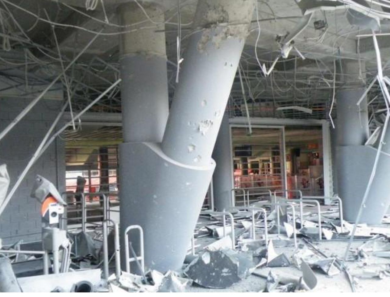 FOTO Stadionul lui Sahtior a fost BOMBARDAT din nou! Arena de 200 de milioane a lui Ahmetov devine o RUINA! _2