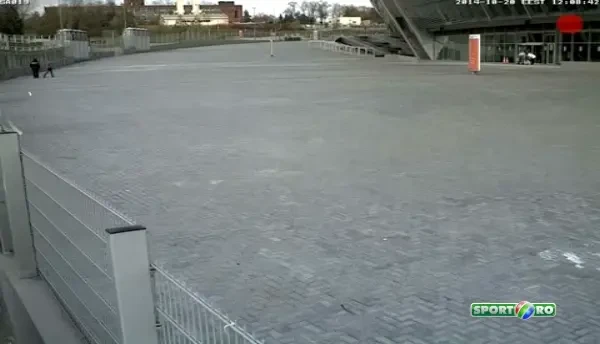 Imagini nebune: momentul in care un obuz loveste stadionul lui Sahtior, o femeie scapa miraculos cu viata! VIDEO