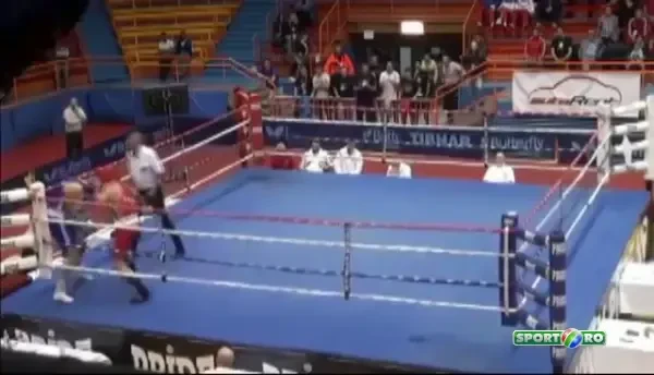 Imagini socante la un meci de box: arbitrul a fost batut cu bestialitate in ring, celalalt boxer s-a speriat si a fugit: VIDEO