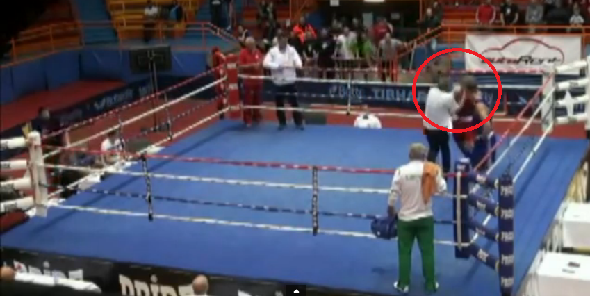 Imagini socante la un meci de box: arbitrul a fost batut cu bestialitate in ring, celalalt boxer s-a speriat si a fugit: VIDEO
