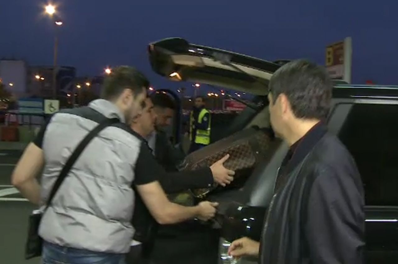 Piti a facut senzatie la plecarea la Al Ittihad! 'Doar mergem la arabi, NO?' :)) Achizitia cu care a venit pe aeroport! FOTO_1