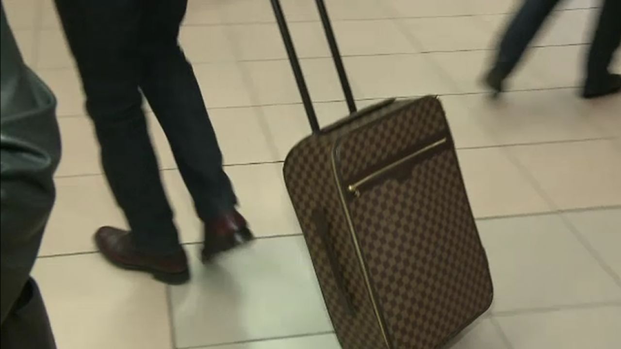 Piti a facut senzatie la plecarea la Al Ittihad! 'Doar mergem la arabi, NO?' :)) Achizitia cu care a venit pe aeroport! FOTO_4