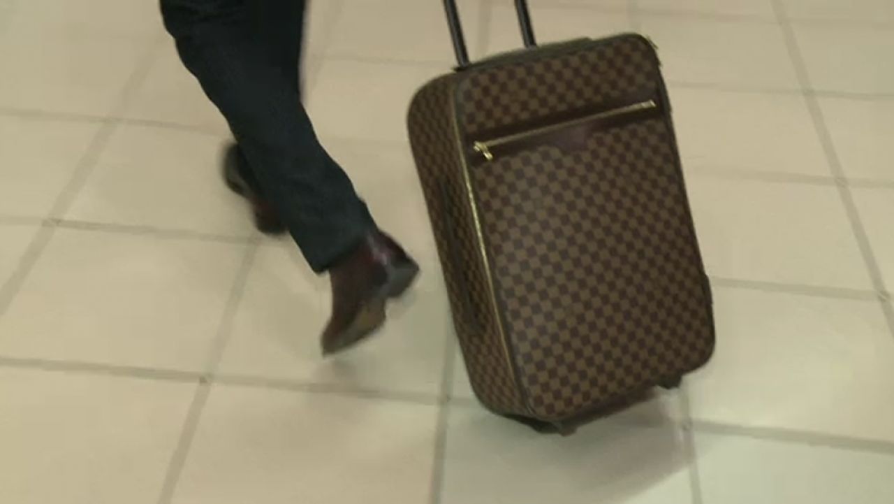Piti a facut senzatie la plecarea la Al Ittihad! 'Doar mergem la arabi, NO?' :)) Achizitia cu care a venit pe aeroport! FOTO_5