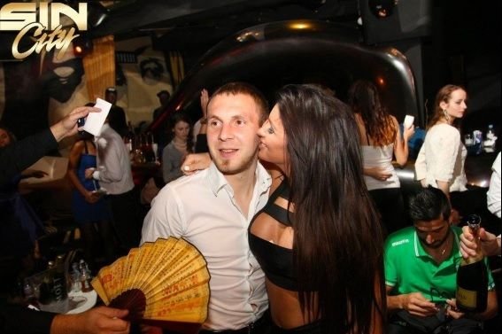 Petrecere nebuna cu Moti dupa victoria unica a lui Ludogorets in Grupele Ligii. 10 sticle de sampanie, animatoare si catuse. FOTO_4