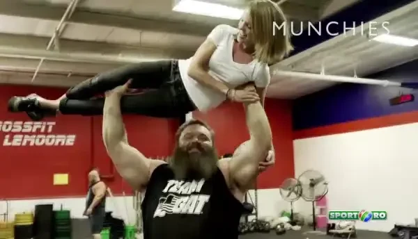 Omul care mananca 20.000 de calorii PE ZI! INFULECA 1 kilogram de carne la o singura masa si e printre cei mai puternici din lume