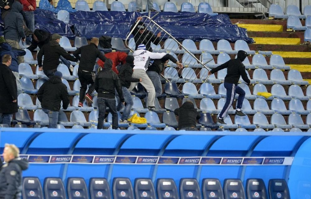 Scene de groaza in Europa! Fanii au rupt gardurile ca sa se bata intre ei, arbitrul a oprit meciul! VIDEO