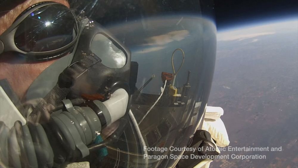 INCREDIBIL! Recordul lui Felix Baumgartner a cazut dupa doi ani! Un director de la Google a rescris istoria! VIDEO