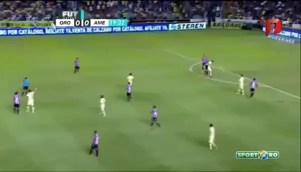 Intrare criminala a lui Ronaldinho! Starul brazilian i-a dat cu piciorul in gura unui adversar, dar n-a primit nici galben: VIDEO