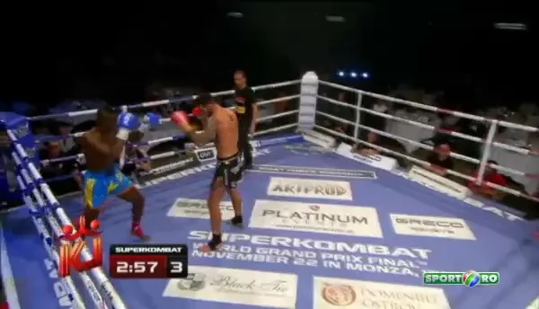 Decizie controversata a arbitrilor judecatori la meciul lui Bogdan Stoica! Aristote Quitusisa a fost declarat castigator dupa 3 runde, insa nici macar acestuia nu i-a venit sa creada!