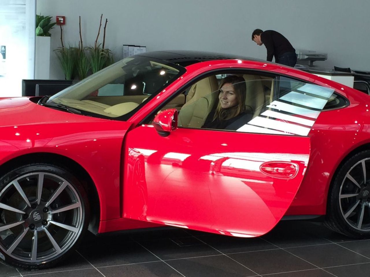 Cadou FABULOS pentru Simona Halep! A primit un bolid de peste 100.000 de euro, care atinge 300 km/h! FOTO_8