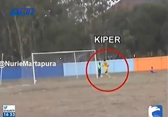 In minutul 80 era 0-0 cand au aflat ca invingatorii vor juca impotriva echipei MAFIEI! S-au dat 5 autogoluri pana la final! VIDEO