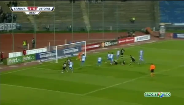 Doi jucatori de la Viitorul au incercat sa obtina penalty in aceeasi faza! L-a bufnit rasul si pe Hagi pe margine! VIDE