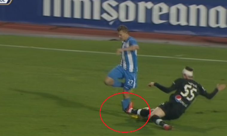 Momente HORROR la meciul dintre Craiova si Viitorul! Bancu si-a rupt piciorul si a fost luat cu ambulanta! ATENTIE IMAGINI DURE