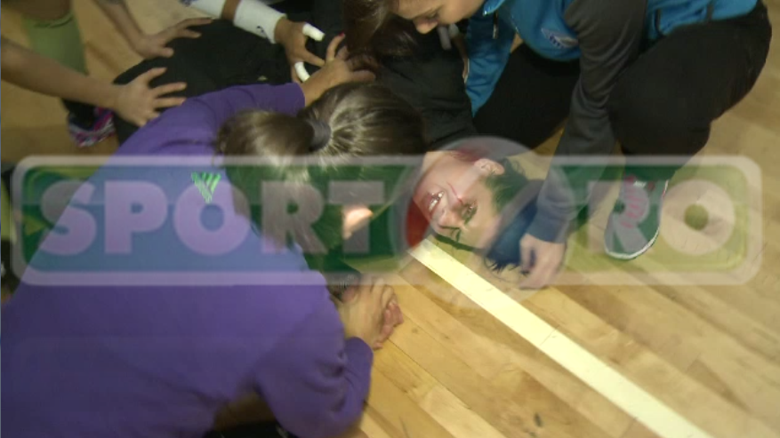 Imagini socante in vestiar! Oana Manea, mutilata , colegele sar sa o ajute: Nu o mai cred nici daca MOARE!