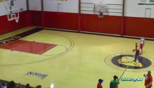 N-a jucat niciodata baschet, dar a castigat 10.000 $ in 10 secunde! 4 aruncari perfecte, spectatorii au innebunit de bucurie VIDEO