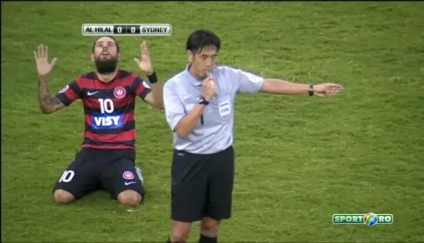 Gest din epoca de PIATRA sub ochii lui Reghe! Cand si-a vazut adversarul a vrut sa-l SCUIPE in fata! VIDEO