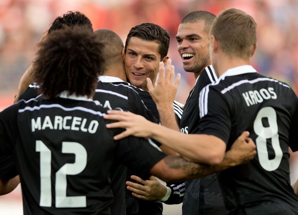 N-a mai patit asa ceva pana acum! Un copil a intrat pe teren si a fugit la Cristiano Ronaldo! Ce i-a facut e incredibil. VIDEO