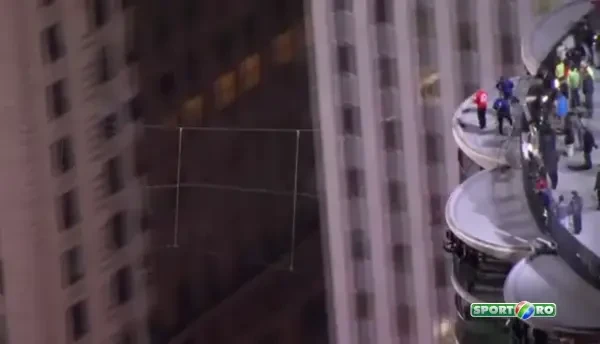 INCREDIBIL! A mers pe sarma legat la ochi intre doi ZGARIE NORI! Cascadorie SOCANTA la 150 de metri inaltime fara niciun ajutor!