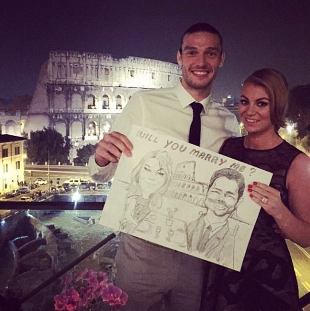 Andy Carroll si-a cerut iubita de sotie langa Colosseum. FOTO&nbsp;