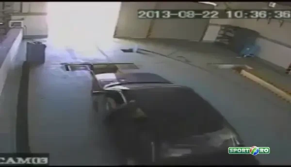 VIDEO SENZATIONAL! Ce a patit un mecanic auto in timp ce impingea o masina! :)) Clipul care face senzatie pe net!