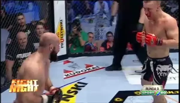 SUPER bataie in cusca! S-a intamplat in Romania! A zburat in ring, adversarul s-a trezit cu o ploaie de pumni peste el