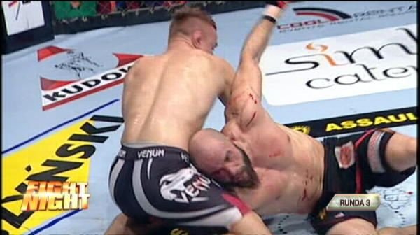 SUPER bataie in cusca! S-a intamplat in Romania! A zburat in ring, adversarul s-a trezit cu o ploaie de pumni peste el