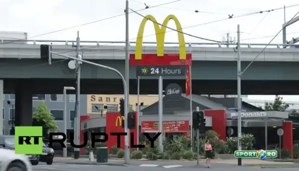 McDonald s a introdus sistemul de livrari la domiciliu! N-o sa-ti vina sa crezi cu ce masini sunt transportati hamburgerii! VIDEO