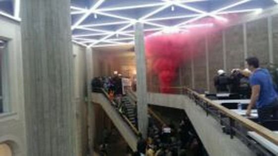Atentat la adresa lui Sepp Blatter? Niste studenti au intrat peste el la Zurich si au aruncat o bomba cu fum! Politia a intervenit