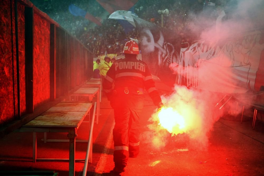 Amenzi URIASE pentru Steaua si Dinamo dupa ce derby-ul a luat foc in tribune! Cat trebuie sa plateasca