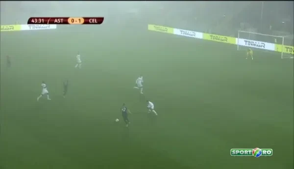 Wasako de la Celtic incearca sa marcheze cu un sut de la 25 de metri