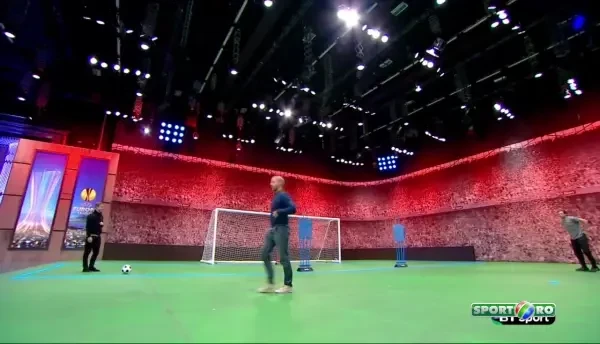 Stai asa si cand vine mingea, tragi! Cum e in stare sa dea GOL o fosta vedeta de la Bayern si United! VIDEO