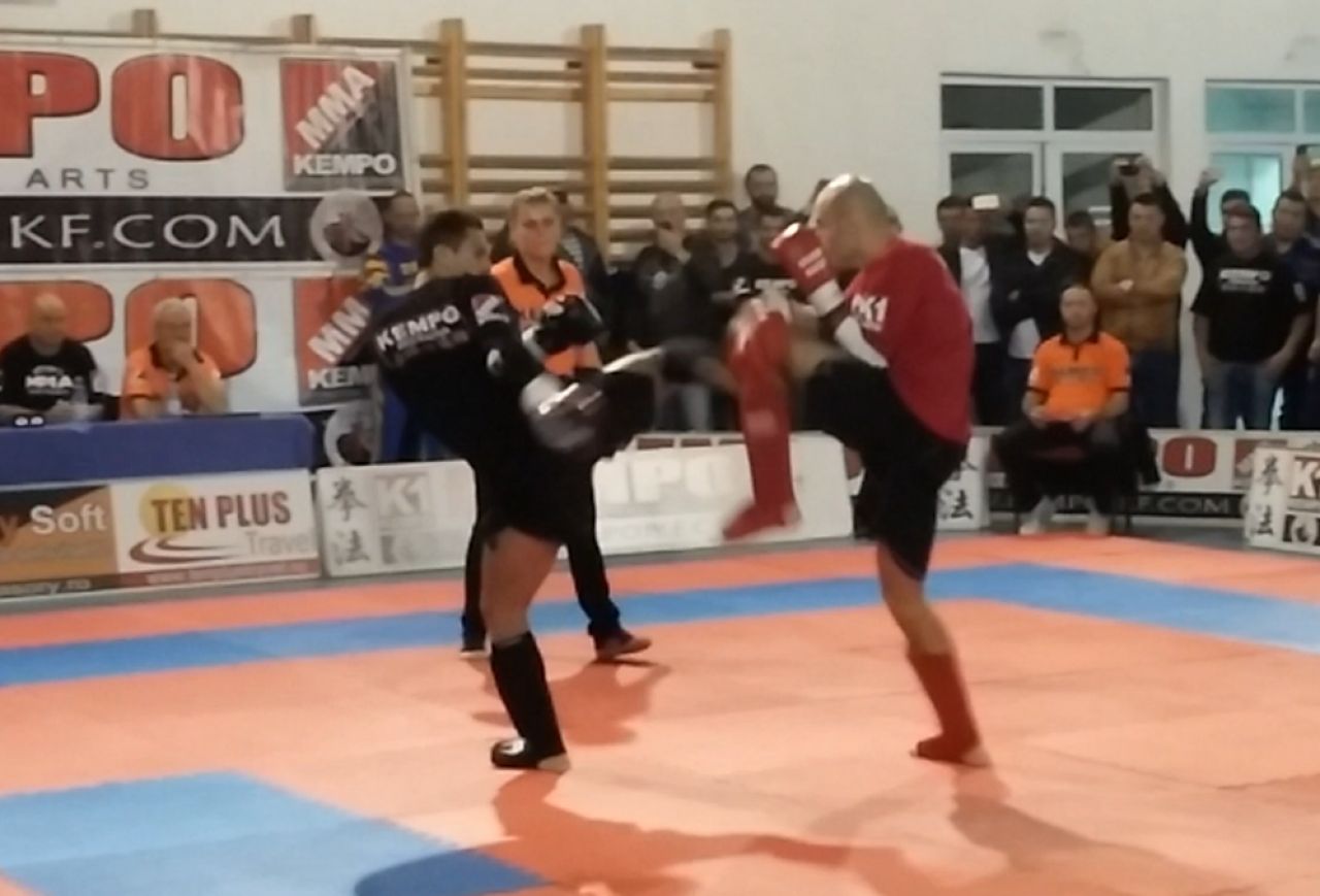 Mircea Badea a fost invins in meciul de Muay Thai cu motociclistul pe care l-a provocat! A abandonat lupta in runda a doua_4
