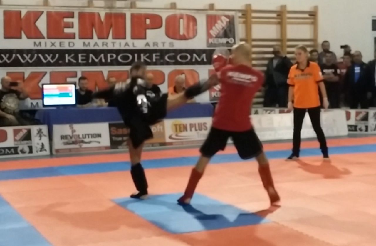 Mircea Badea a fost invins in meciul de Muay Thai cu motociclistul pe care l-a provocat! A abandonat lupta in runda a doua_6