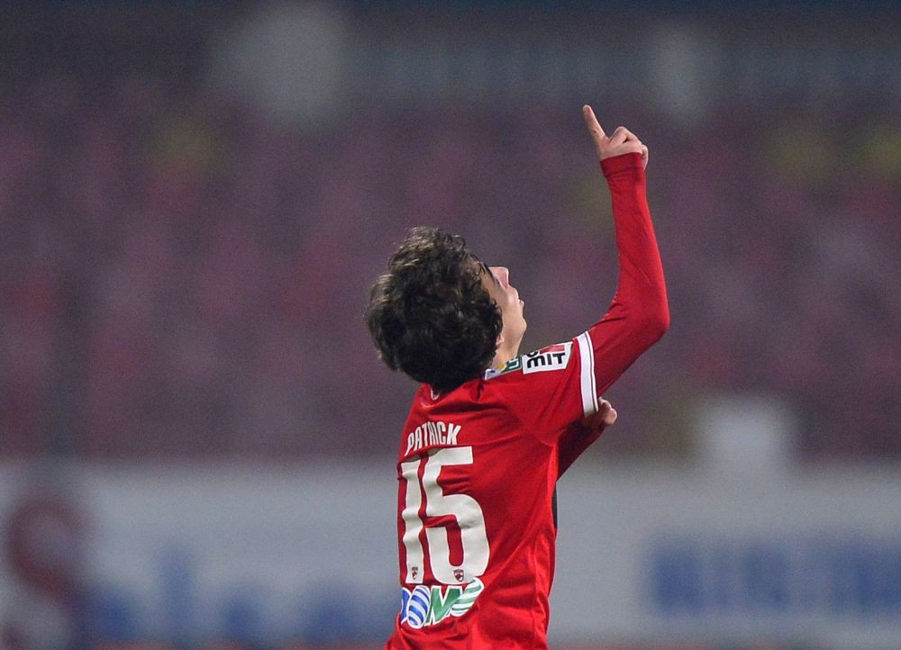 Aschia nu sare departe de copac :) Ce a raspuns Patrick Petre cand a fost intrebat daca va semana la fizic cu tatal sau