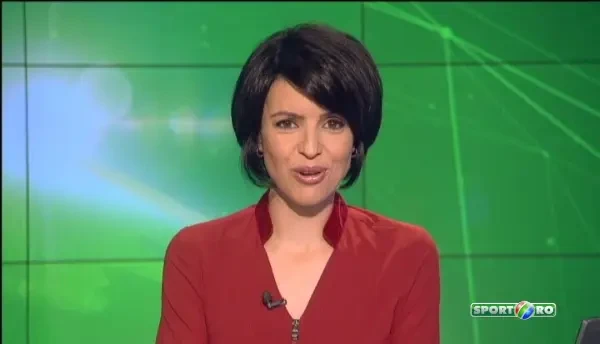 Baiatul Elisabetei Lipa e Peter Crouch de Romania. Are 1,95 m la 17 ani si e atacant la Voluntari. Daca nu ii iese cu fotbalul, pustiul lui Lipa se face...fizician! :)