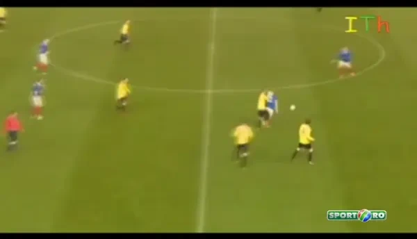 L-au tinut, l-au descaltat, dar nu au putut sa-i ia mingea! Assistul saptamanii vine din Irlanda de Nord! VIDEO