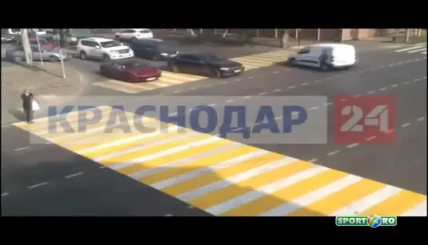 VIDEO Accident HALUCINANT in Rusia! O batrana LADA a busit un Ferrari in intesectie! Reactia soferului e de milioane