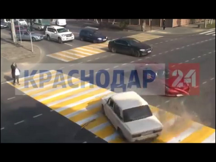 VIDEO Accident HALUCINANT in Rusia! O batrana LADA a busit un Ferrari in intesectie! Reactia soferului e de milioane