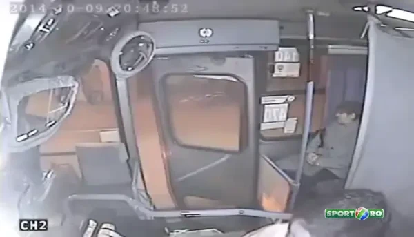 FAZA de senzatie in autobuz! Ce se intampla cand un hot vrea sa FURE o geanta, iar soferul e pe faza! :) S-a lasat cu lacrimi!