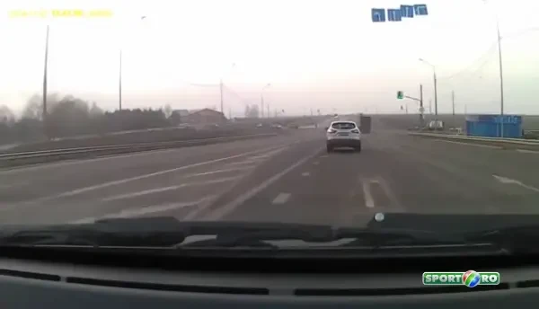 Cel mai NOROCOS pieton din lume! Cum a scapat de impact direct cu un CAMION care venea direct spre el. VIDEO