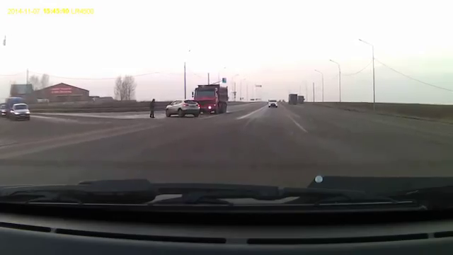 Cel mai NOROCOS pieton din lume! Cum a scapat de impact direct cu un CAMION care venea direct spre el. VIDEO