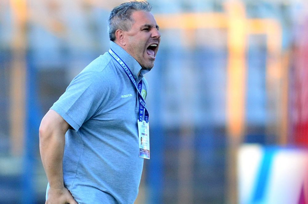 SUMI SHOW la amicalul cu Rapid! A vrut sa-si scoata echipa de pe teren si i-a strigat arbitrului: Esti pe mana cu Hagi? :)